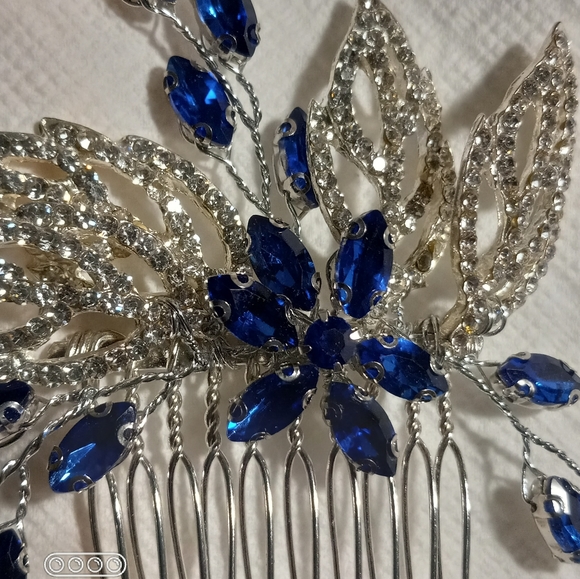 Beautiful Blue Hair Comb - Picture 7 of 16